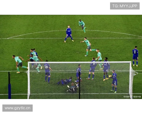 接触开始与结束地点如何影响足球犯规判罚标准？