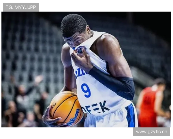 杨昊训练室又加一个豪华健身器材，普通球员估计得哭了吧？