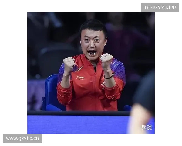 马琳安静刷手机，旁边却是掉金子的不二家，你说这生活差得哪去了？
